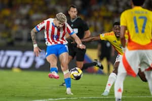 Paraguay's Julio Enciso scores his side's second goal against Colombia during a World Cup 2026 qualifying soccer match at Metropolitano Stadium in Barranquilla, Colombia, Tuesday, March 25, 2025. (AP Photo/Fernando Vergara)