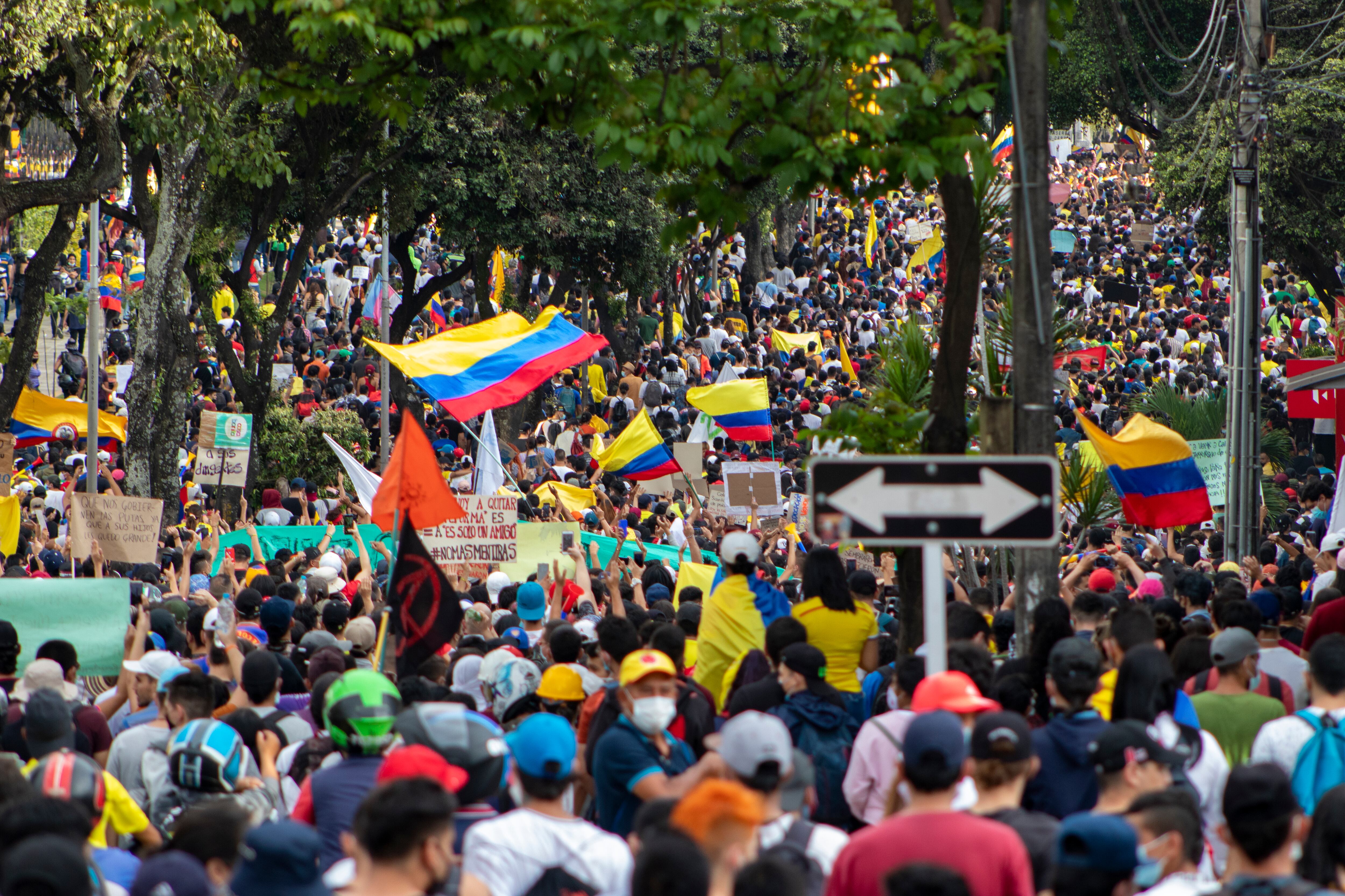En las movilizaciones diferentes sectores han hecho sus reclamos, entre ellos los docentes. En la imagen movilización en Bucaramanga.
