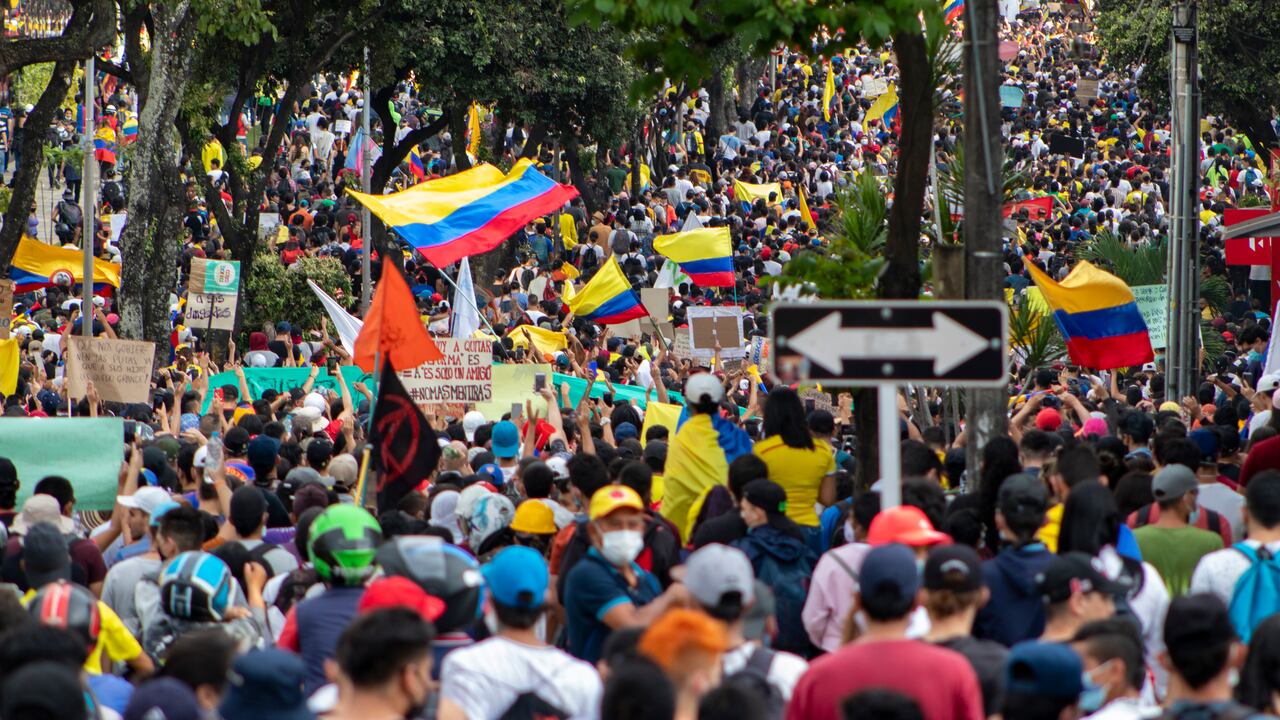 En las movilizaciones diferentes sectores han hecho sus reclamos, entre ellos los docentes. En la imagen movilización en Bucaramanga.