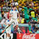 Harry Maguire de Inglaterra, a la izquierda, y Boulaye Dia de Senegal disputan el balón durante el partido de octavos de final de la Copa del Mundo entre Inglaterra y Senegal, en el estadio Al Bayt en Al Khor, Qatar, el domingo 4 de diciembre de 2022.