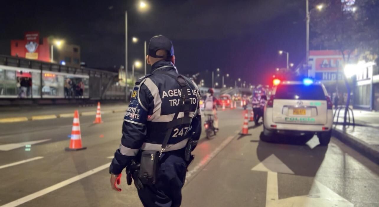 Agente Civil de Tránsito en puesto de control.