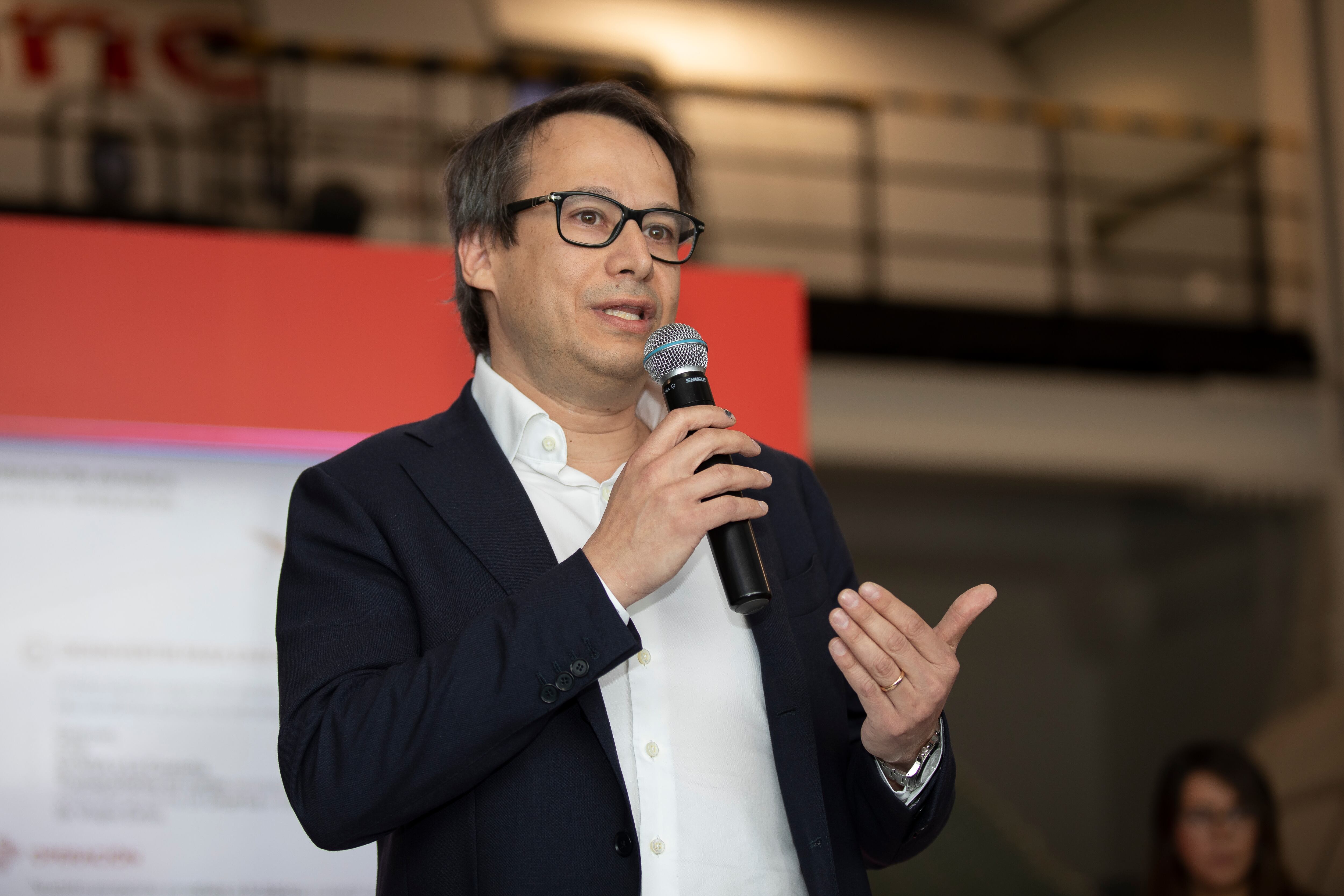 Adrián Newhauser, presidente