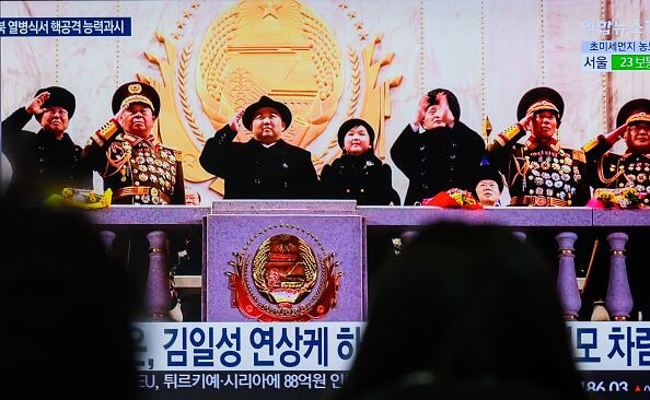 Corea del Norte organizó un desfile militar masivo en Pyongyang para conmemorar el 75 aniversario de la fundación de sus fuerzas armadas, confirmaron sus medios estatales el 9 de febrero, describiendo los misiles balísticos intercontinentales (ICBM) en exhibición como representación de las "capacidades máximas de ataque nuclear" del país.