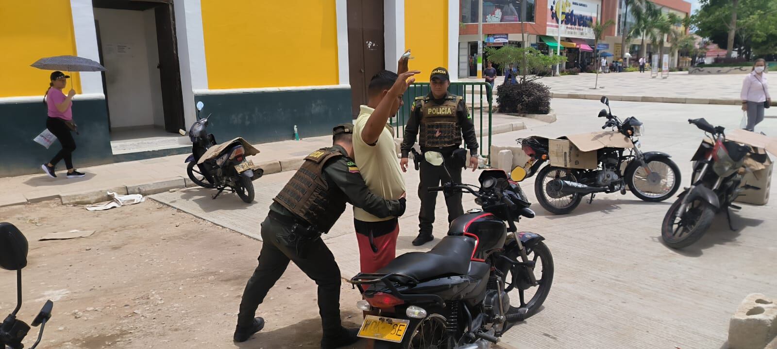 Los uniformados realizando requisas