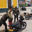 Los uniformados realizando requisas