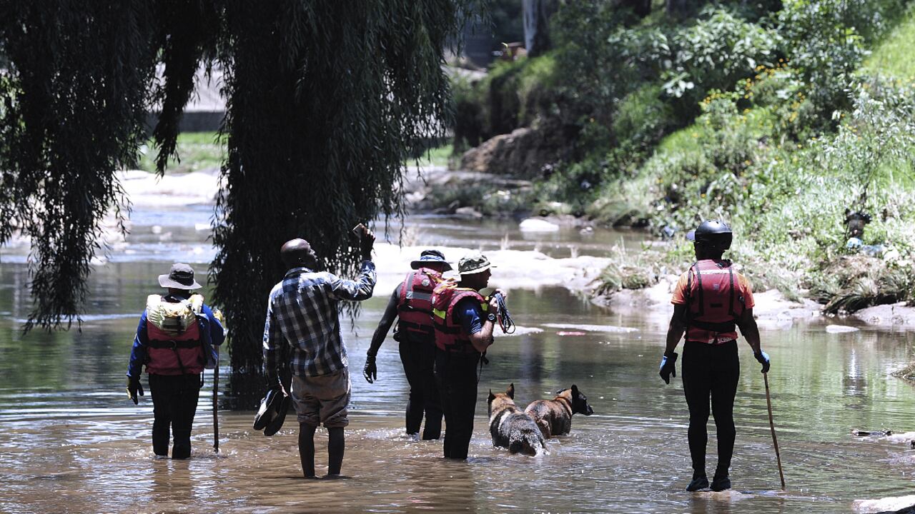 Rescatistas adelantan nueva jornada de búsqueda para hallar a víctimas de creciente en el río Jukskei en Johannesburgo.