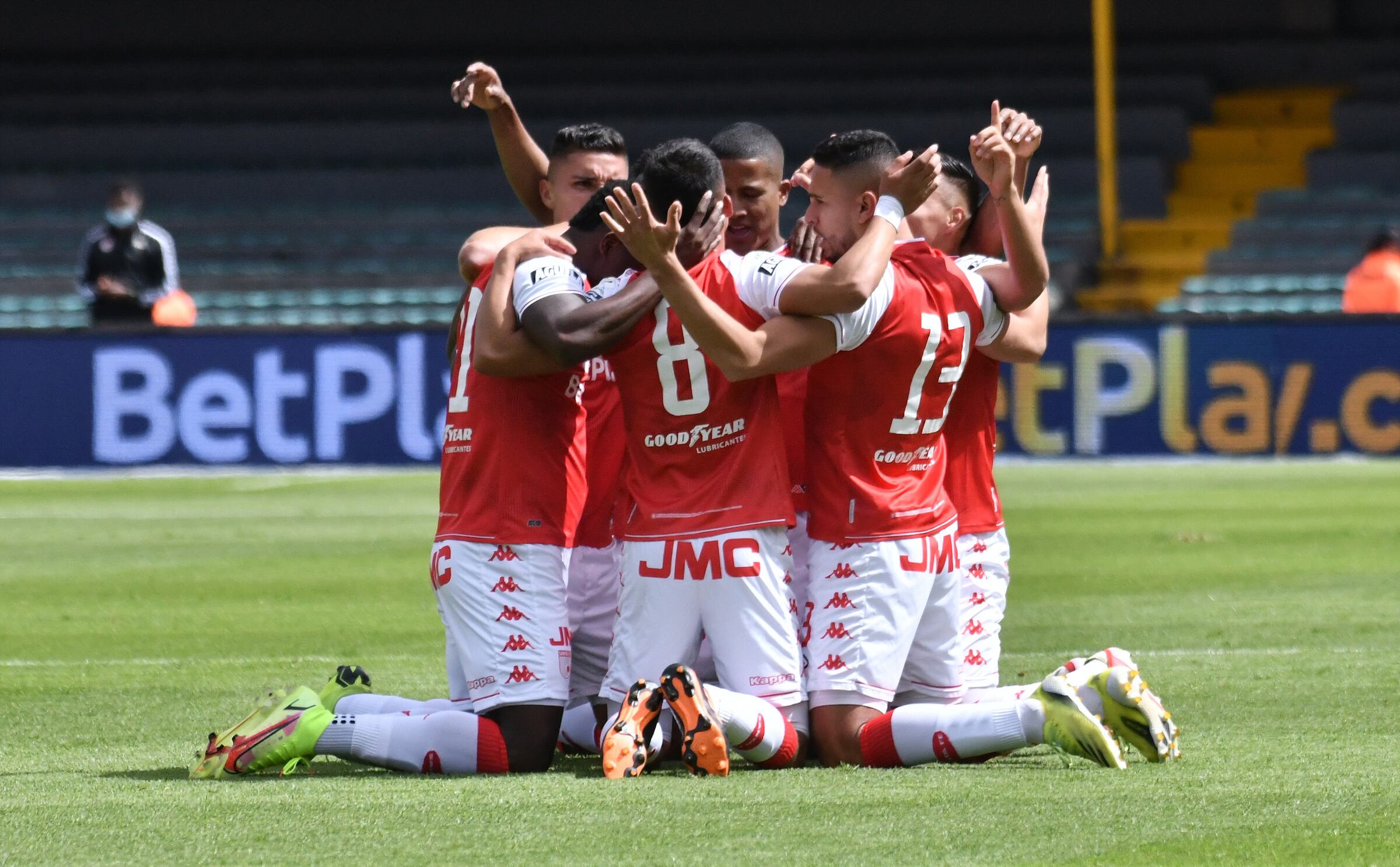 BOGOTA - COLOMBIA, 25-09-2021: Juan Pedroza de Independiente Santa Fe celebra el gol anotado con sus compañeros de equipo al Envigado F. C. durante partido de la fecha 11 entre Independiente Santa Fe y Envigado F. C. por la Liga BetPlay DIMAYOR II 2021, en el estadio Nemesio Camacho El Campin de la ciudad de Bogota. / Juan Pedroza of Independiente Santa Fe celebrates after scoring the goal of his team with his teammates to Envigado F. C. during a match of the 11th date between Independiente Santa Fe and Envigado F. C., for the BetPlay DIMAYOR II 2021 League at the Nemesio Camacho El Campin Stadium in Bogota city. / Photo: VizzorImage / Luis Ramirez / Staff.