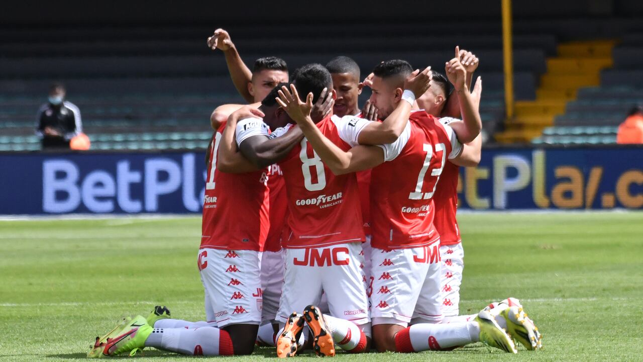 BOGOTA - COLOMBIA, 25-09-2021: Juan Pedroza de Independiente Santa Fe celebra el gol anotado con sus compañeros de equipo al Envigado F. C. durante partido de la fecha 11 entre Independiente Santa Fe y Envigado F. C. por la Liga BetPlay DIMAYOR II 2021, en el estadio Nemesio Camacho El Campin de la ciudad de Bogota. / Juan Pedroza of Independiente Santa Fe celebrates after scoring the goal of his team with his teammates to Envigado F. C. during a match of the 11th date between Independiente Santa Fe and Envigado F. C., for the BetPlay DIMAYOR II 2021 League at the Nemesio Camacho El Campin Stadium in Bogota city. / Photo: VizzorImage / Luis Ramirez / Staff.