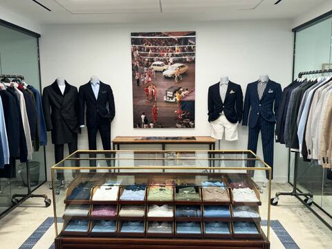 Crémieux fue fundada en 1976 en Saint-Tropez por Daniel Crémieux, quien apostó por una estética preppy francesa con inspiración anglosajona y un enfoque en la sastrería de alta calidad.