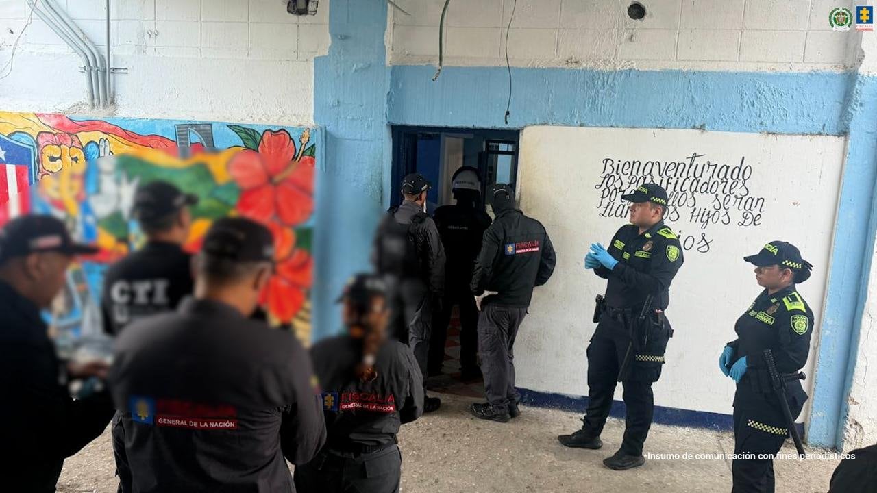 Se encontró diferente material probatorio en las áreas públicas de los centros penitenciaros.