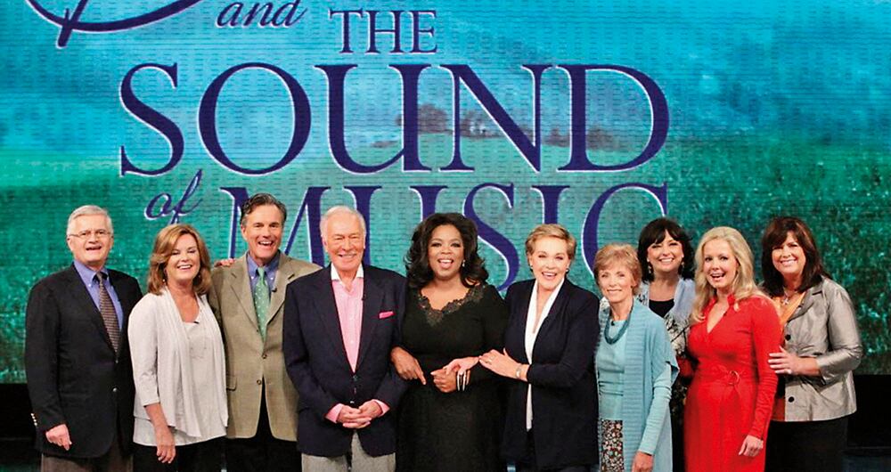 El elenco se volvió a reunir completo por primera vez en 2015, cuando la cinta cumplió 50 años, en el programa de Oprah Winfrey (centro). De izquierda a derecha: Duane Chase, Heather Menzies, Nicholas Hammond, Christopher Plummer, Julie Andrews, Charmian Carr, Angela Cartwright, Kym Karath y Debbie Turner.