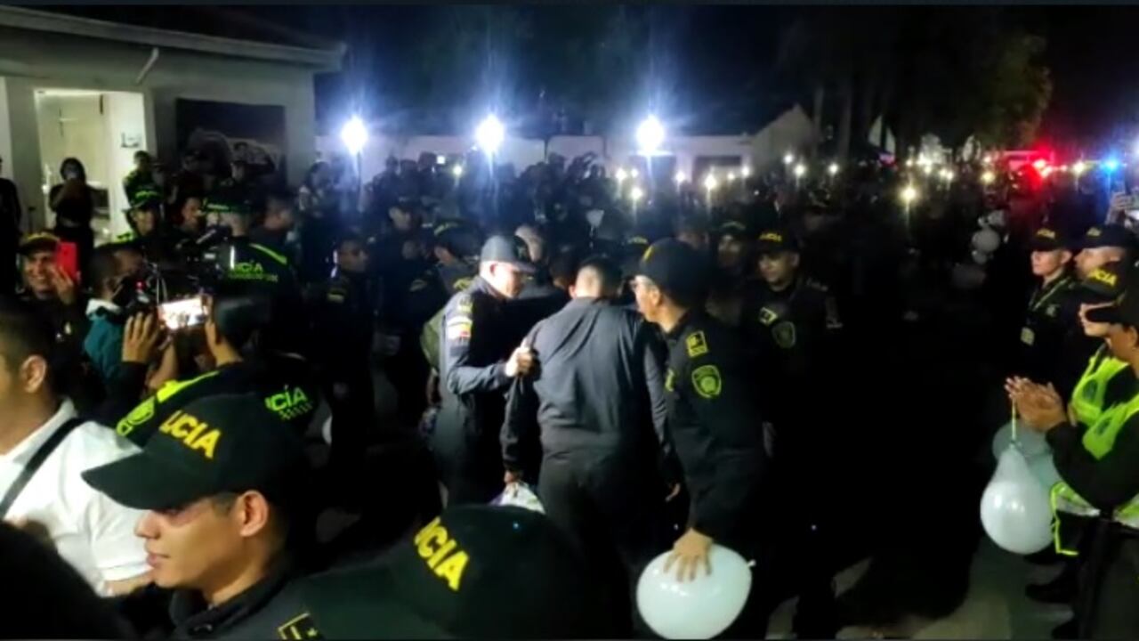 Los uniformados fueron trasladados a Neiva, capital huilense, de donde es la mayor parte de ellos, donde eran esperados por sus familiares y compañeros.