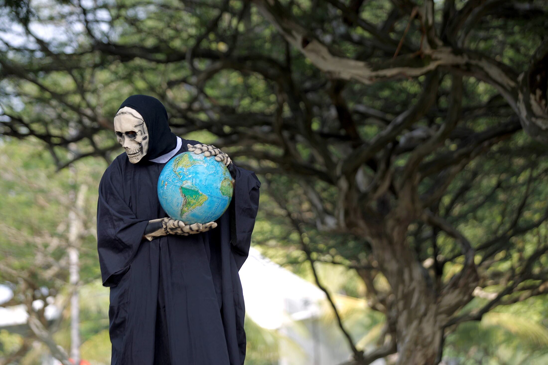 Un hombre vestido como la muerte protesta contra la destrucción de las florestas y del medio ambiente durante la apertura de la Cumbre de los Pueblos, evento paralelo a Rio+20. (Efe)
