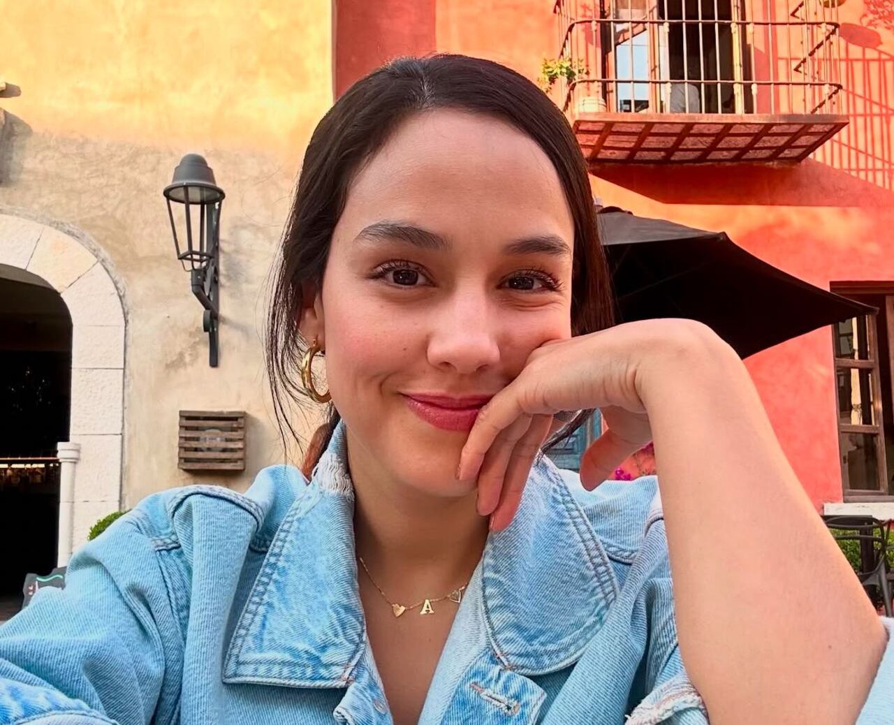 La actriz se unió a Lorelei Tarón para interpretar una inspiradora canción navideña.