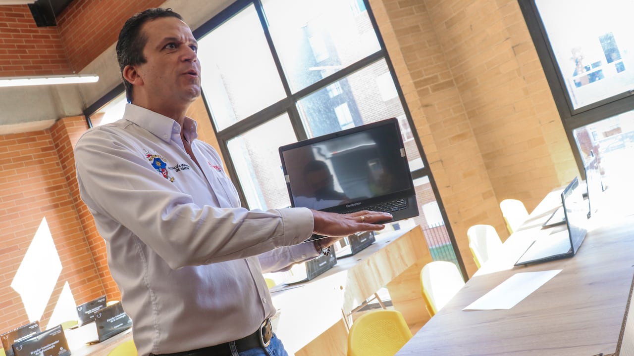 Durante la gestión de alcalde de Soacha, Juan Carlos Saldarriaga, se han adquirido más de 1.200 equipos nuevos para dotar con 40 de ellos a cada una de las instituciones educativas del municipio.