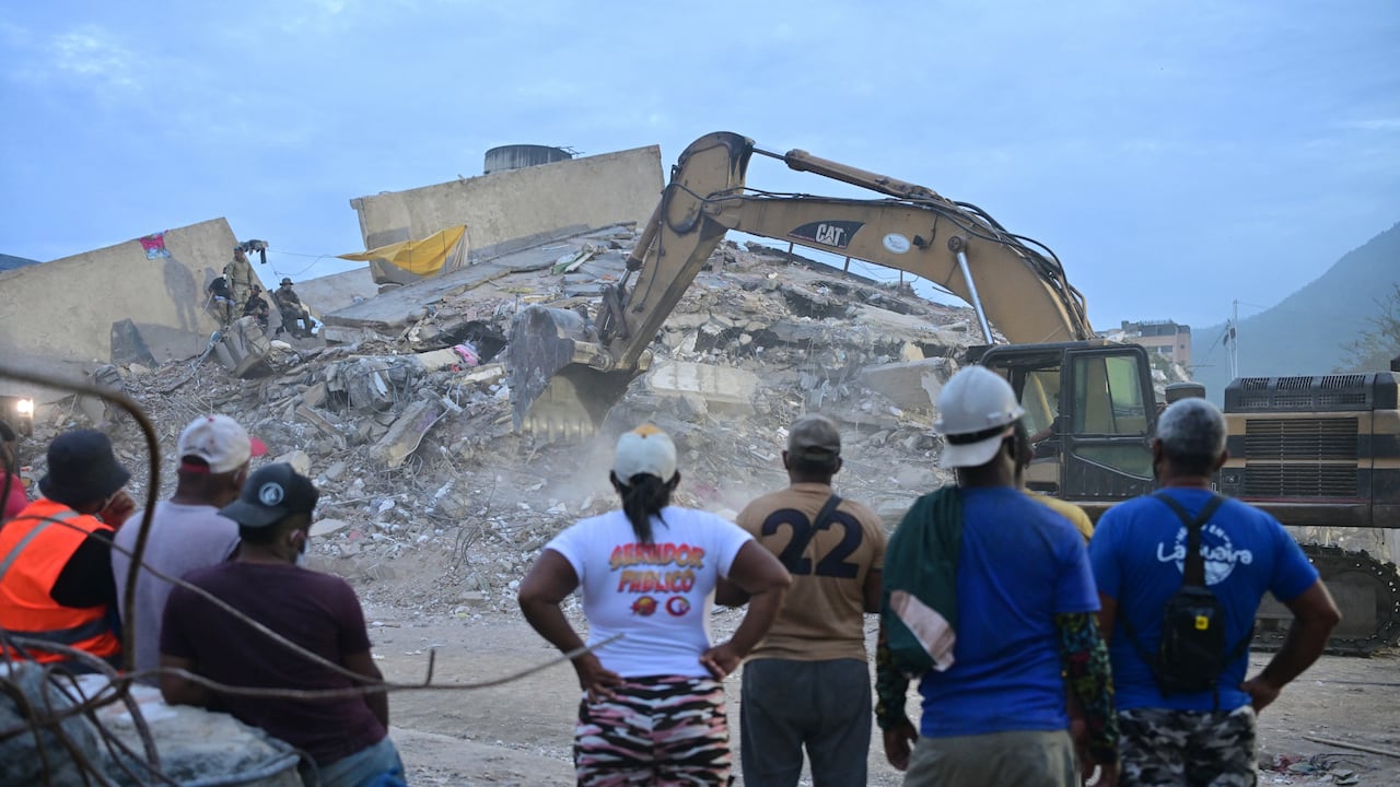 Voluntarios y residentes acompañan las labores de búsqueda y rescate entre escombros en La Guaira, Venezuela.