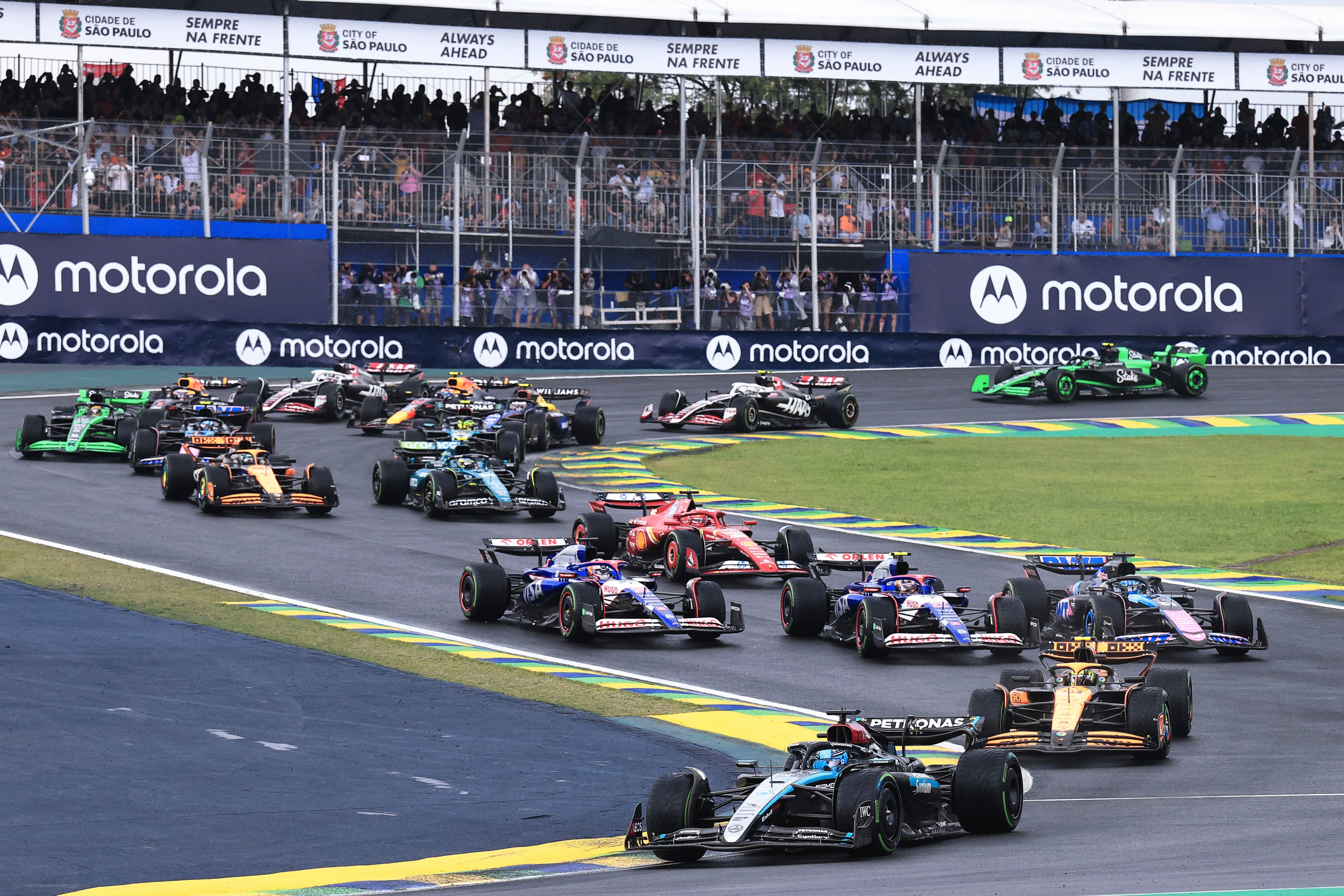 El piloto de Mercedes, el británico George Russell, al frente, conduce su auto durante el Gran Premio de Brasil de Fórmula Uno en la pista de carreras de Interlagos, en Sao Paulo, Brasil, el domingo 3 de noviembre de 2024. (Foto AP/Ettore Chiereguini)
