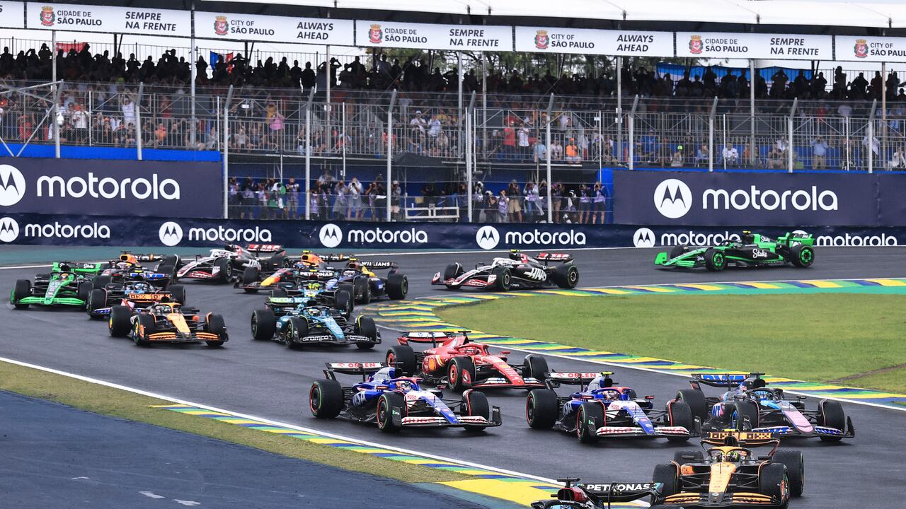 El piloto de Mercedes, el británico George Russell, al frente, conduce su auto durante el Gran Premio de Brasil de Fórmula 1 en la pista de carreras de Interlagos, en Sao Paulo.