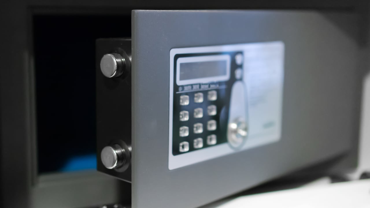 La caja fuerte robada en la finca de Greeicy Rendón contenía dinero en efectivo, joyas y relojes de lujo avaluados en más de 1.000 millones de pesos, según la denuncia presentada por su padre.