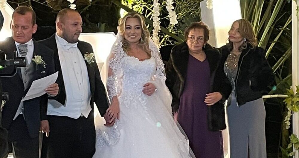 Jorge Suárez, hijo del 'Mono Jojoy' de las Farc, y Catalina Suárez, periodista cercana a Álvaro Uribe, contrajeron matrimonio a las afueras de Bogotá. En la imagen, la pareja está flanqueda por Rafael, padre de la novia, y la madre y hermana adoptivas del novio.