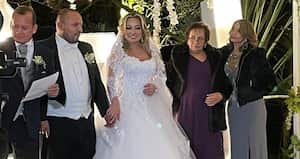 Jorge Suárez, hijo del 'Mono Jojoy' de las Farc, y Catalina Suárez, periodista cercana a Álvaro Uribe, contrajeron matrimonio a las afueras de Bogotá. En la imagen, la pareja está flanqueda por Rafael, padre de la novia, y la madre y hermana adoptivas del novio.