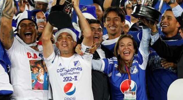 Noemí Sanín el día en que Millonarios consiguió la estrella 14. En la imagen, junto al capitán del equipo Mayer Candelo. 