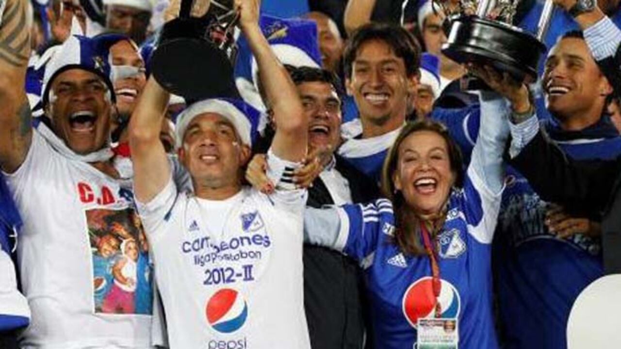 Noemí Sanín el día en que Millonarios consiguió la estrella 14. En la imagen, junto al capitán del equipo Mayer Candelo.