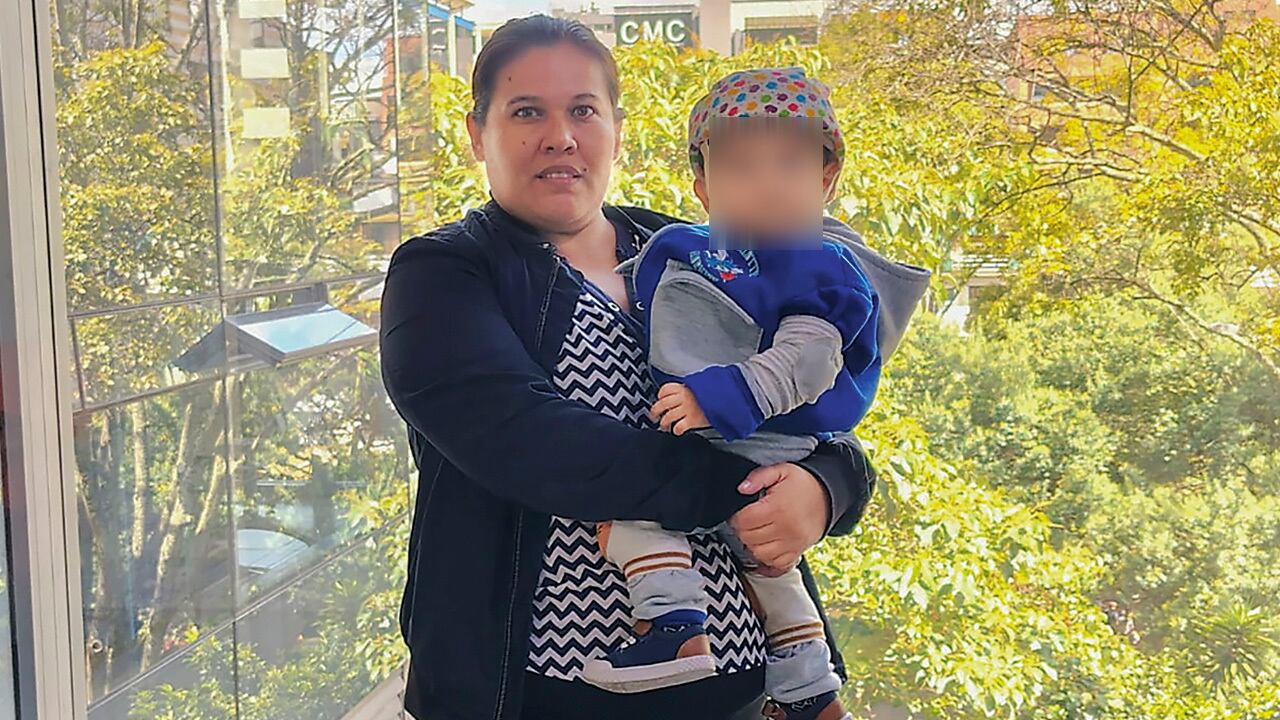 Fernanda Castillo y su hijo Hendrick Samuel, de 17 meses.
