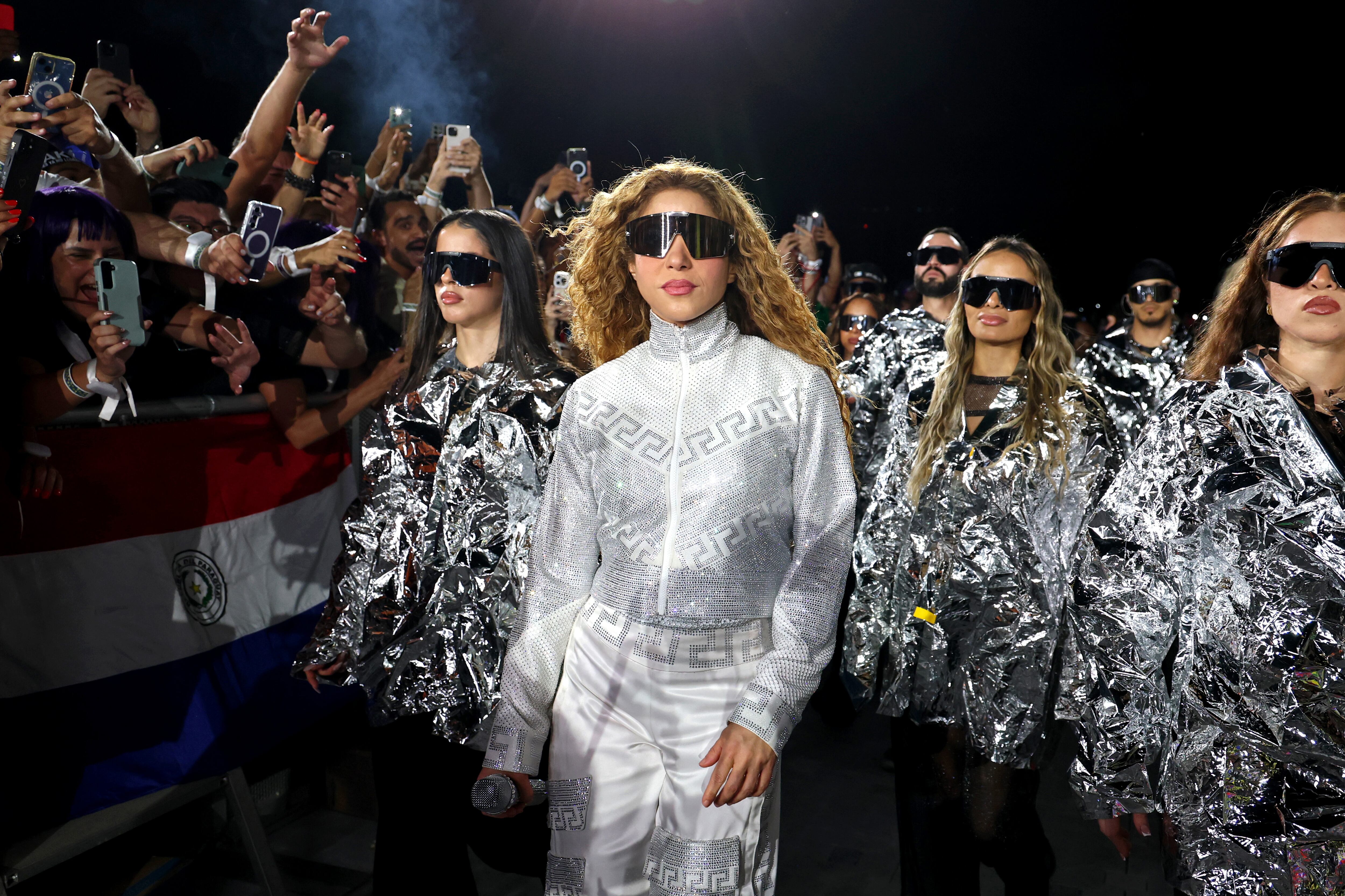 Shakira comenzó su "las mujeres ya no lloran Tour" en Rio de Janeiro con un espectacular concierto.