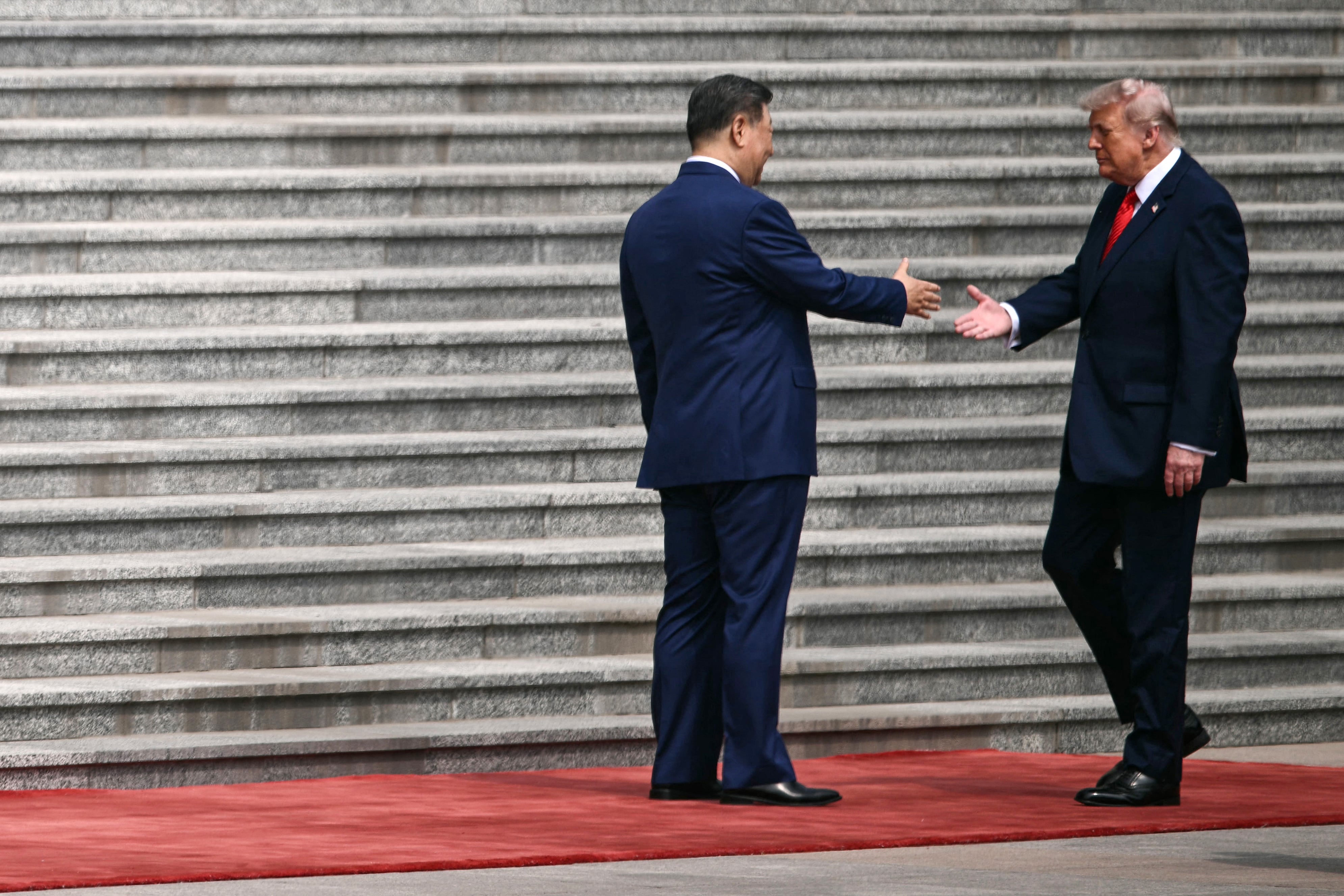 Donald Trump y Xi Jinping se estrechan la mano tras encontrarse luego de unos meses sin reunirse.