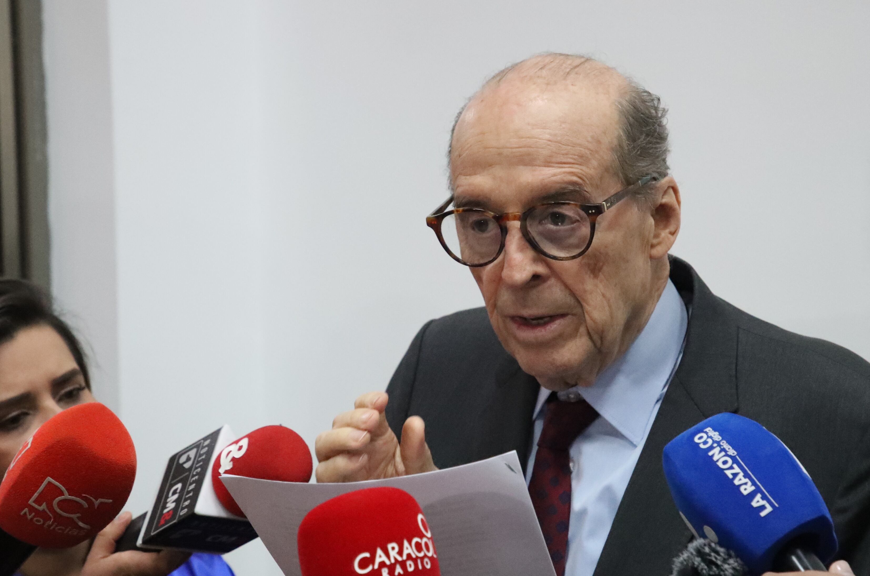 Excanciler Álvaro Leyva en rueda de prensa en la Procuraduría General de la Nación