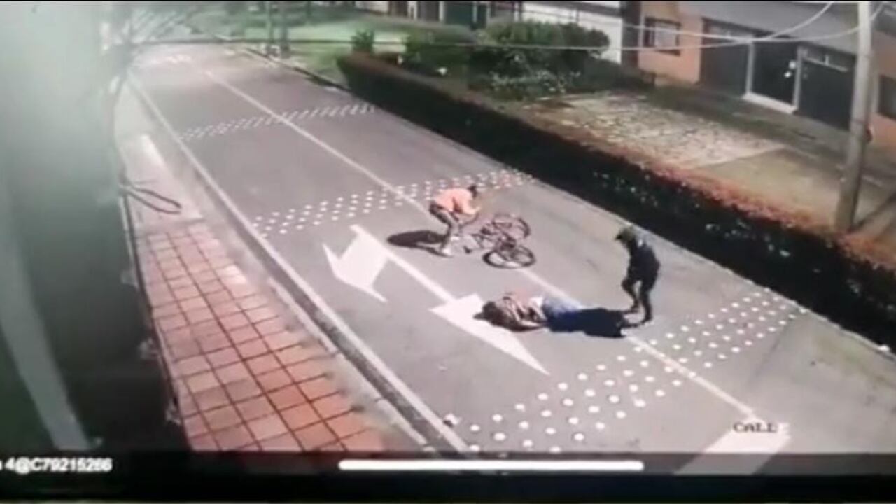 Jhoson Zorrilla caminaba de regresó a su casa, cuando fue atacado por uno de los delincuentes que le propinó un duro golpe causándole la muerte.