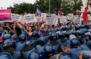 La policía bloquea a las mujeres durante una manifestación en la Embajada de los Estados Unidos para conmemorar el Día Internacional de la Mujer Miércoles 8 de marzo de 2017 en Manila, Filipinas. Las mujeres de todo el mundo marcan el día de la mujer con manifestaciones y protestas para destacar el papel de las mujeres en la sociedad. (Foto AP / Bullit Márquez)