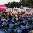 La policía bloquea a las mujeres durante una manifestación en la Embajada de los Estados Unidos para conmemorar el Día Internacional de la Mujer Miércoles 8 de marzo de 2017 en Manila, Filipinas. Las mujeres de todo el mundo marcan el día de la mujer con manifestaciones y protestas para destacar el papel de las mujeres en la sociedad. (Foto AP / Bullit Márquez)
