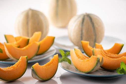 El melón es una fruta está compuesta de vitamina C.