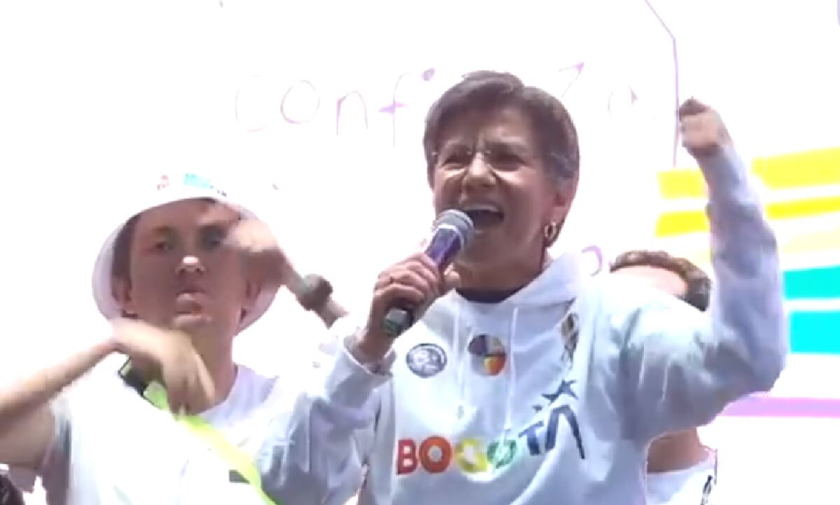 Claudia López en el cierre de la marcha del orgullo LGTBIQ en Bogotá.