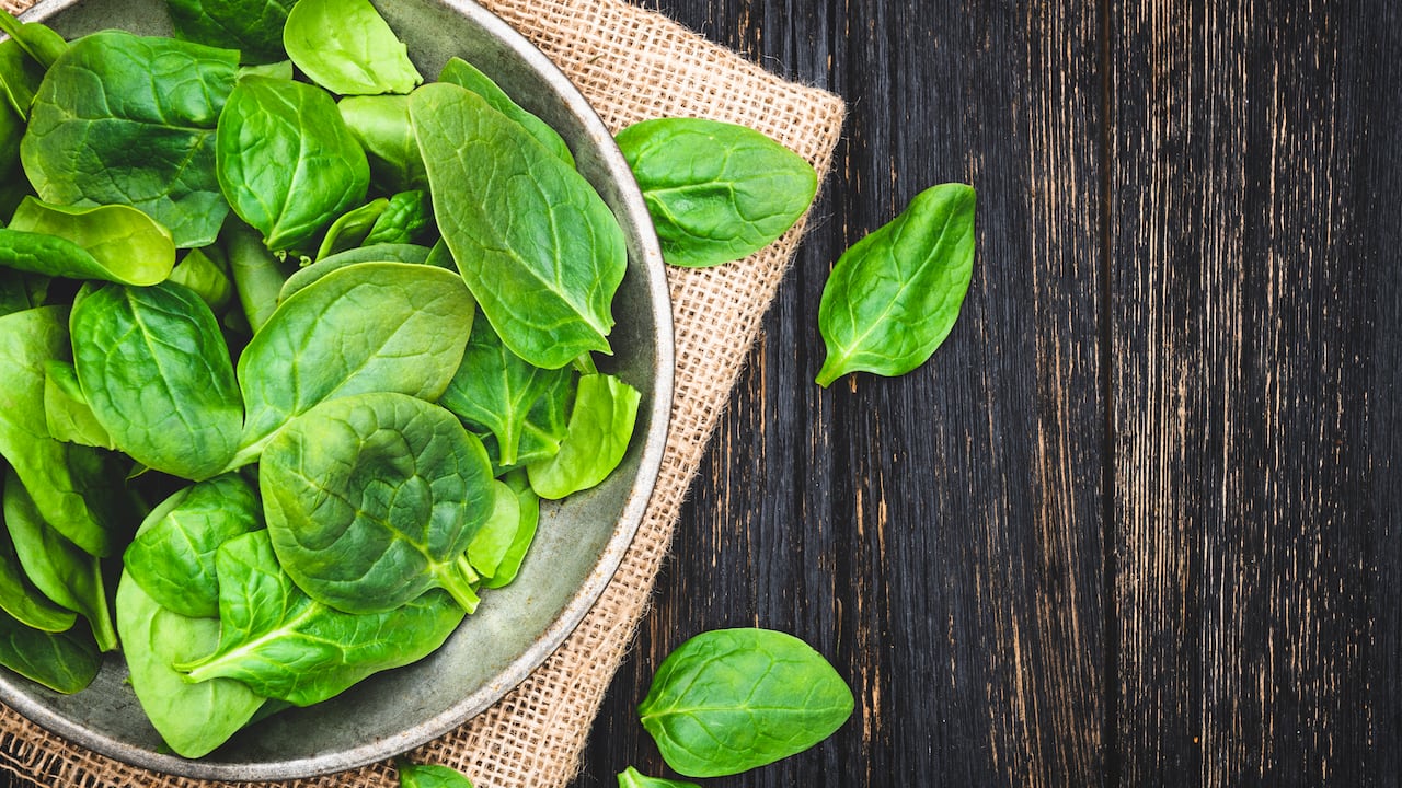 La espinaca tiene vitaminas y minerales que fortalecen el cuerpo.