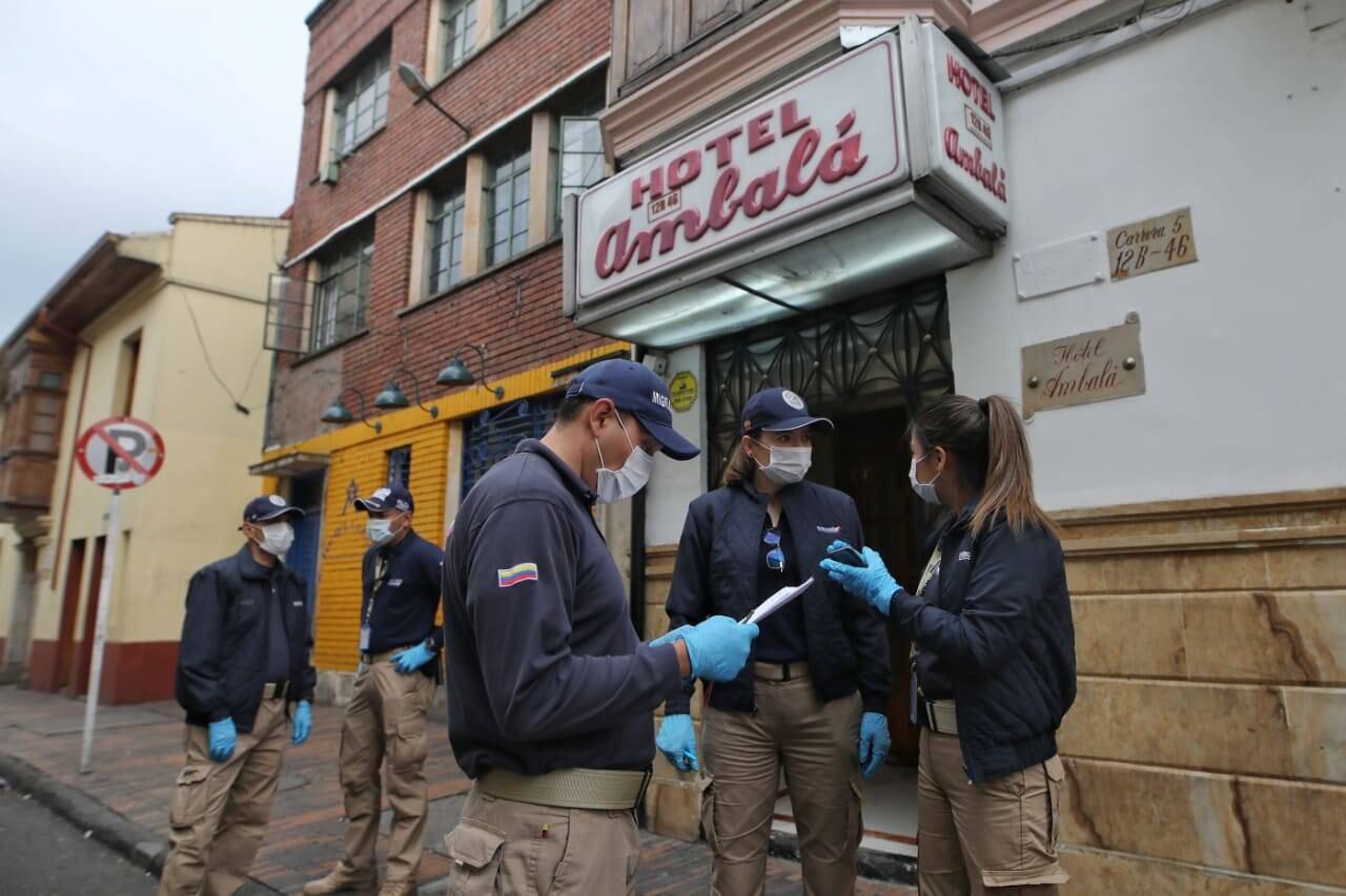 Funcionarios de migración visitan los hoteles para controlar la estadía de extranjeros. Foto: Esteban Vega/ Semana