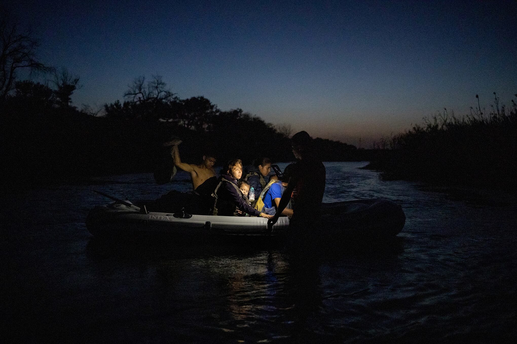 En imágenes : Solicitantes de asilo cruzan Río Grande hacia EE. UU.