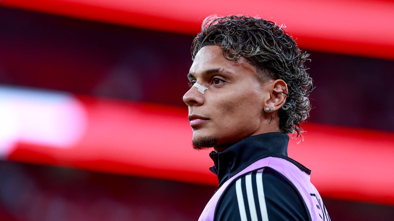 LISBON, PORTUGAL - SEPTEMBER 12: Richard Rios of SL Benfica looks on during the Primeira Liga match between SL Benfica and CD Santa Clara at Estadio da Luz on September 12, 2025 in Lisbon, Portugal. (Photo by Valter Gouveia/Sports Press Photo/Getty Images)