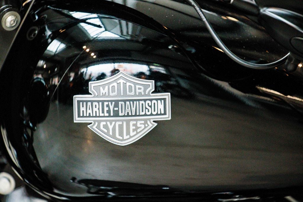 Un modelo del fabricante estadounidense de motocicletas Harley Davidson se exhibe en la sala de exposición de la tienda Harley Davidson el 13 de marzo de 2025 en Berlín, Alemania. La Unión Europea está respondiendo a los aranceles estadounidenses impuestos por la administración del presidente Donald Trump al acero y el aluminio europeos con sus propios aranceles a productos estadounidenses, incluidos el bourbon, los jeans y las motocicletas. (Foto de Carsten Koall/Getty Images)