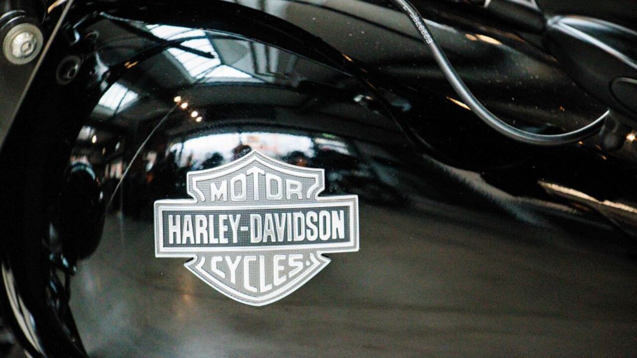 Un modelo del fabricante estadounidense de motocicletas Harley Davidson se exhibe en la sala de exposición de la tienda Harley Davidson el 13 de marzo de 2025 en Berlín, Alemania. La Unión Europea está respondiendo a los aranceles estadounidenses impuestos por la administración del presidente Donald Trump al acero y el aluminio europeos con sus propios aranceles a productos estadounidenses, incluidos el bourbon, los jeans y las motocicletas. (Foto de Carsten Koall/Getty Images)