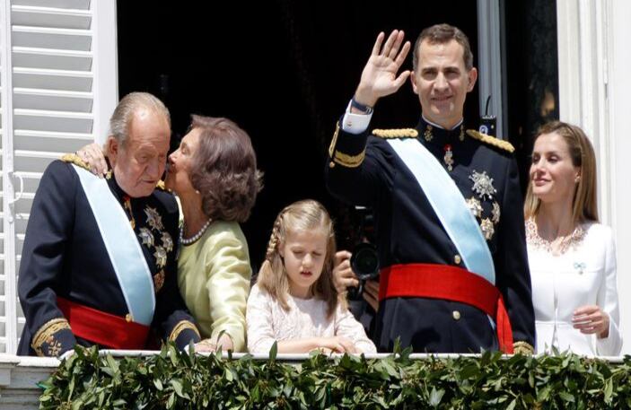 Los Reyes de España, Don Felipe VI y Doña Letizia, acompañados de sus hijas la princesa Leonor y la infanta Sofía, salen al balcón del Palacio Real. (EFE)