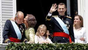 Los Reyes de España, Don Felipe VI y Doña Letizia, acompañados de sus hijas la princesa Leonor y la infanta Sofía, salen al balcón del Palacio Real. (EFE)
