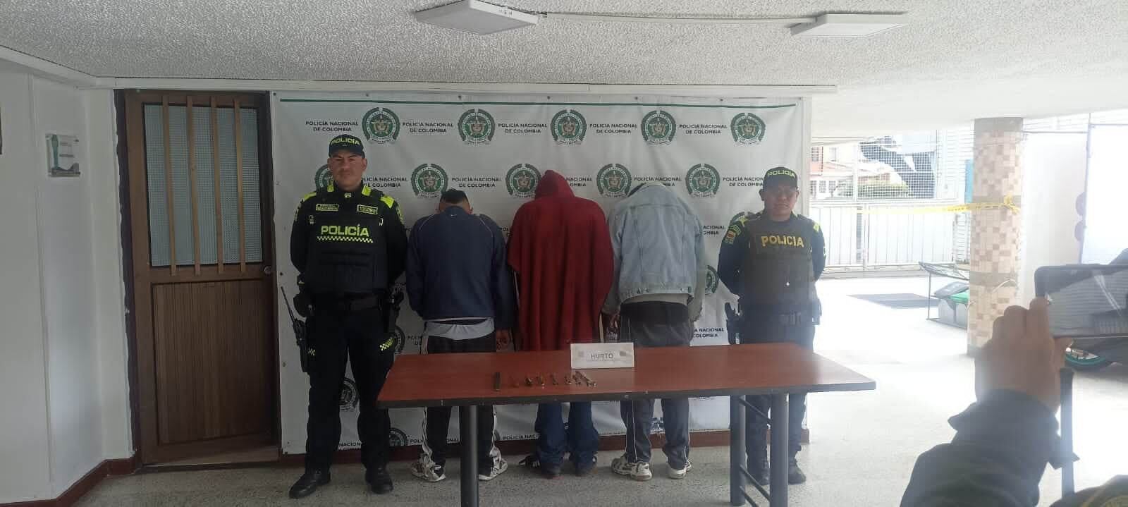 Estos tres sujetos, quienes pertenecerían a la banda delincuencial 'Los Erizos' fueron capturados por el robo de autopartes.