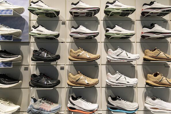 Con el botín en su poder, los tres antisociales utilizaron un triciclo donde cargaron tres cajas llenas de zapatillas, pero no se dieron cuenta que todas correspondían al pie derecho.  Photographer: Qilai Shen/Bloomberg via Getty Images