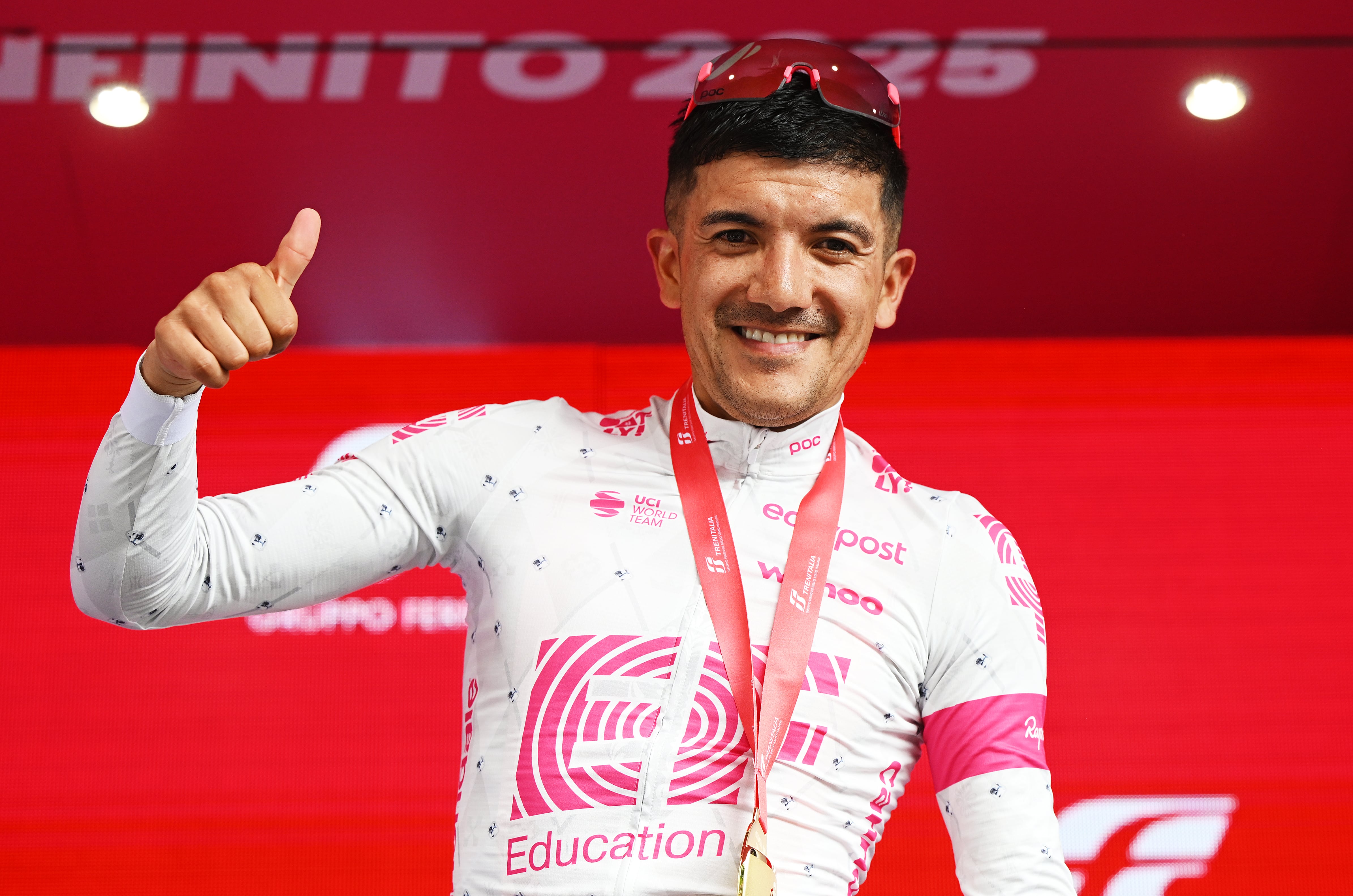 Richard Carapaz se vuelve a parar en lo más alto de una etapa en el Giro de Italia.
