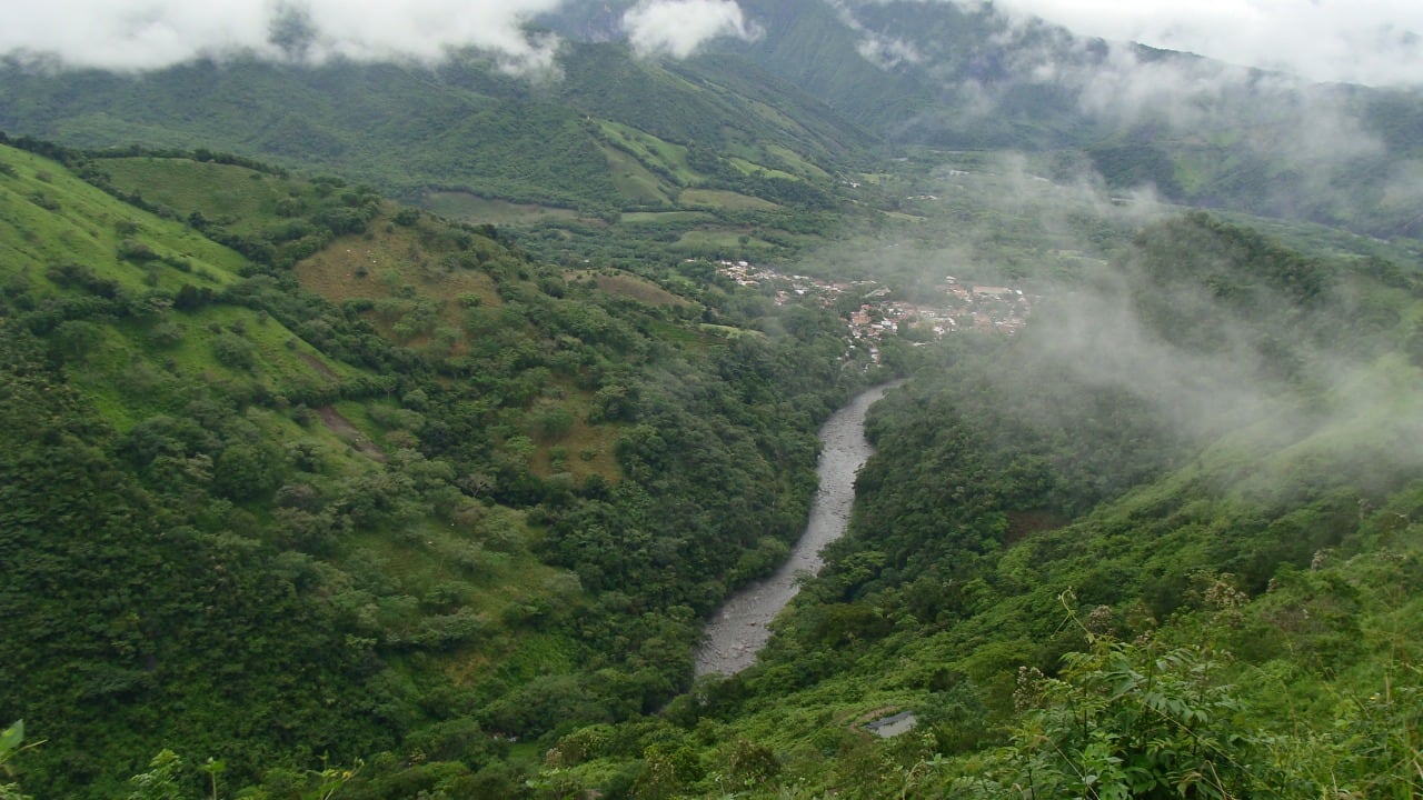El río Negro abastece de agua a los 24 municipios que atraviesa en el departamento de Cundinamarca. Sus aguas también son aprovechadas para la práctica de deportes extremos.