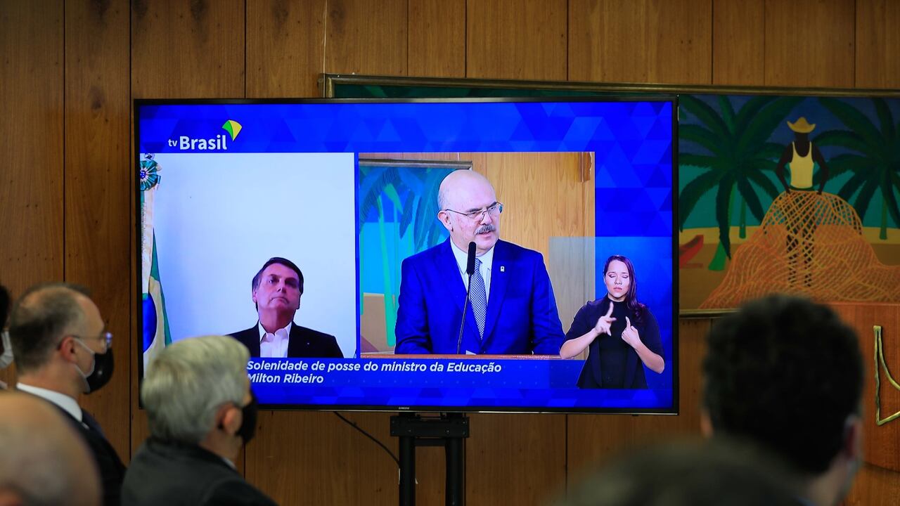 Milton Ribeiro, ministro de Educación de Brasil, durante su posesión con el presidente Bolsonaro.