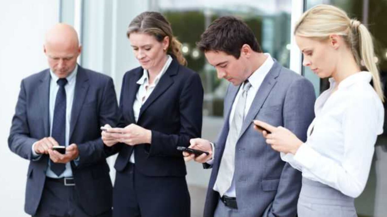 El 89 % de los encuestados reconocía haber utilizado su teléfono móvil la última vez que se encontró con un grupo de amigos o participó en una reunión.